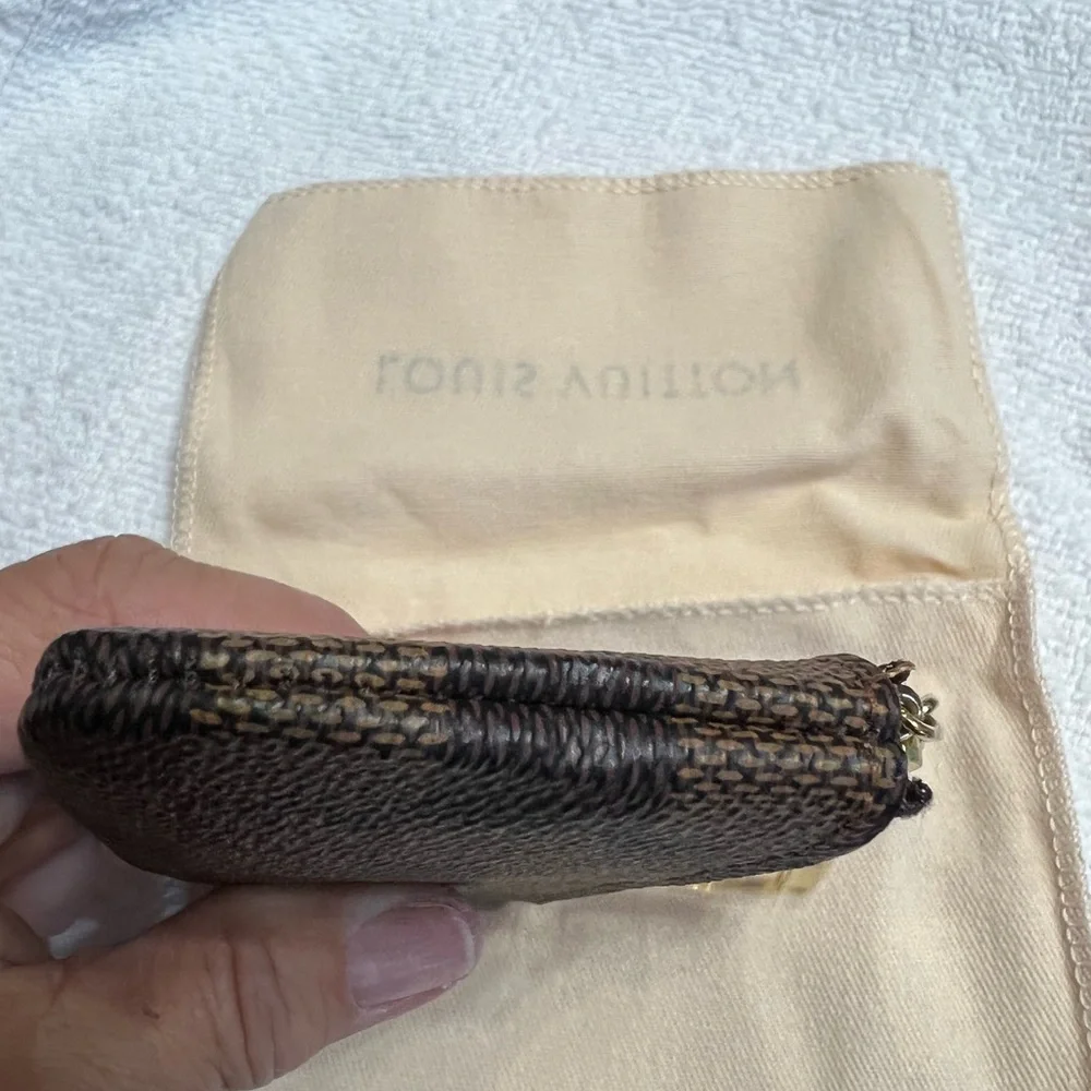Authentic Louis Vuitton key/pouch with papers/ dust bag/box - Picture 4 of 8